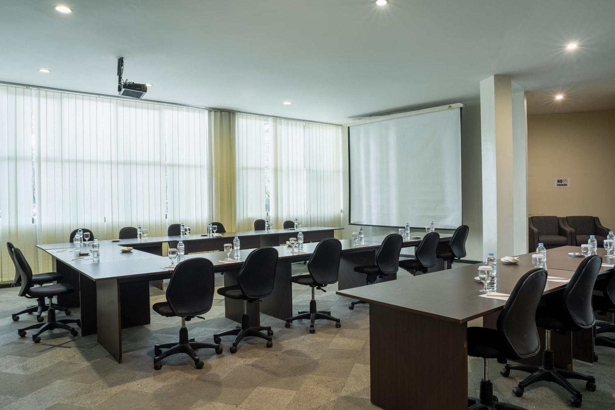 Estrella Hotel & Conference Лувук Екстер'єр фото
