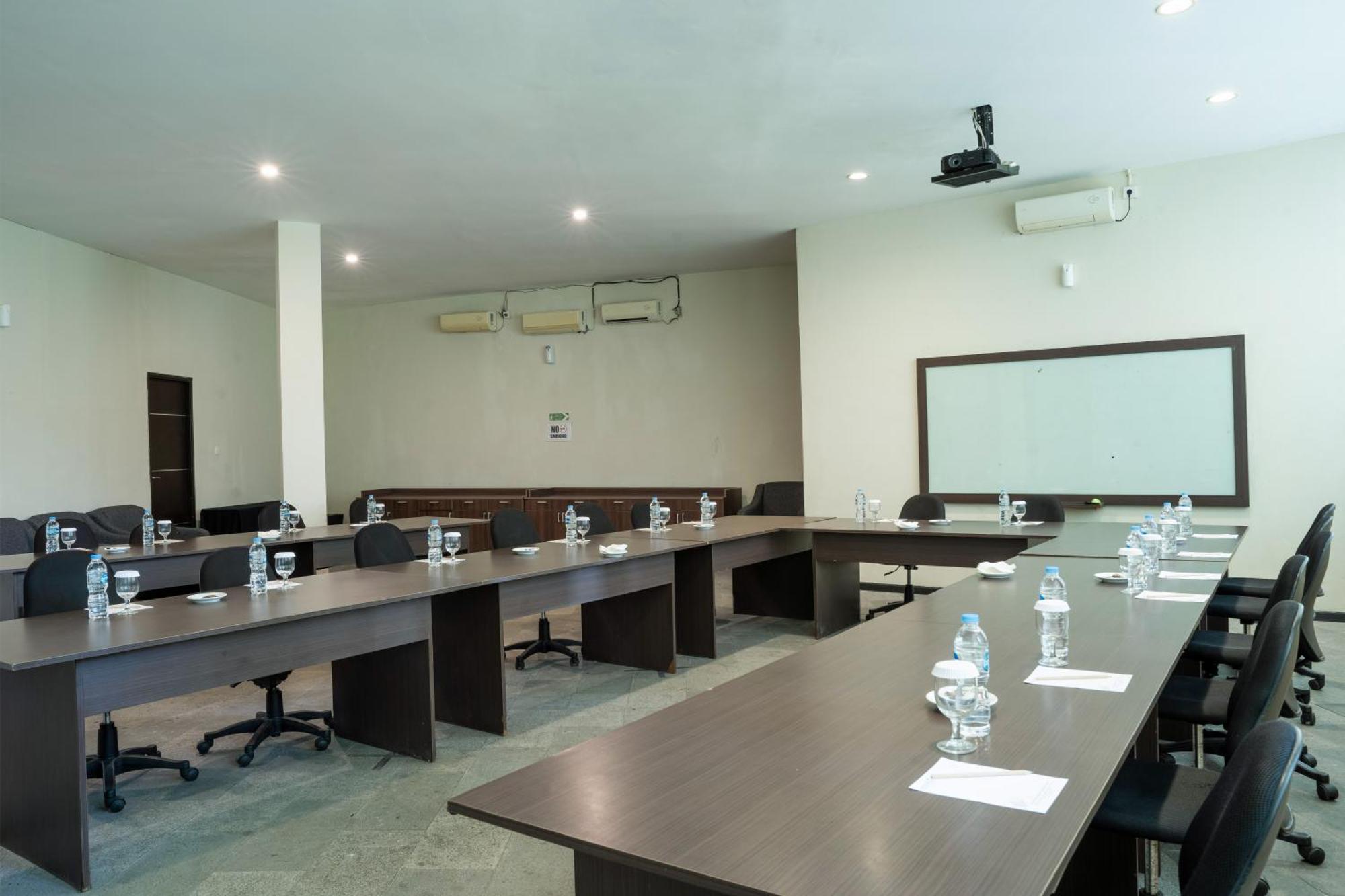 Estrella Hotel & Conference Лувук Екстер'єр фото